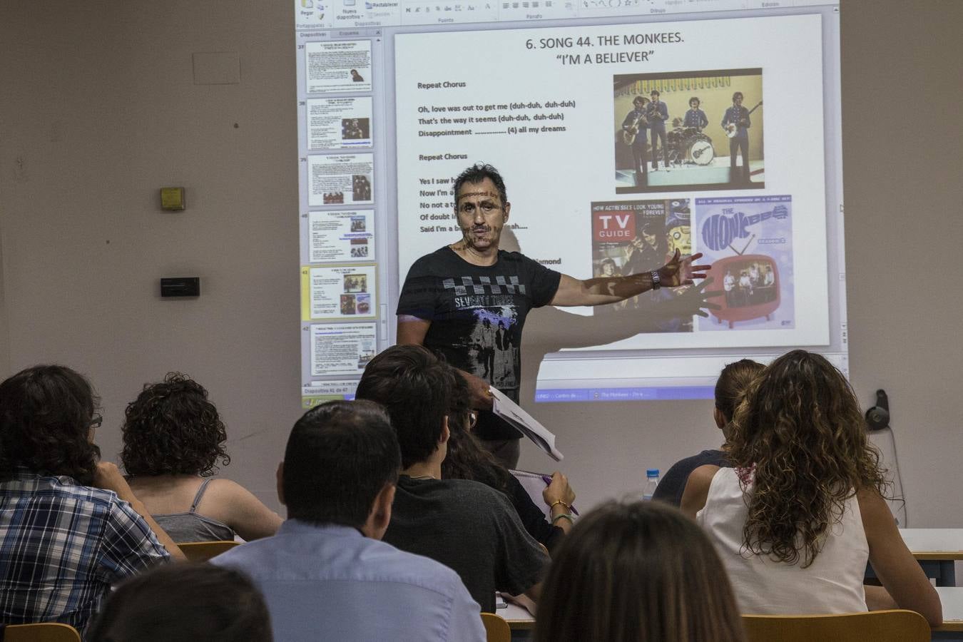 El profesor, Francisco Cavas, imparte una clase de inglés en un aula del edificio de la UNED de Cartagena.