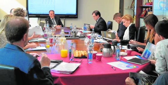 Javier Tebas, al fondo, presidiendo el pasado martes una reunión en la sede de la Liga de Fútbol Profesional. 