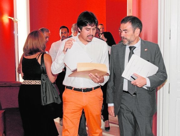 El jefe del gabinete de Alcaldía, Jesús Giménez, dialoga con el alcalde, José López, instantes antes de la sesión.