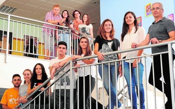 De dcha. a izqda., el profesor Ortega, María y Marina, con el resto de alumnos del Grupo de Intervención y Apoyo. 