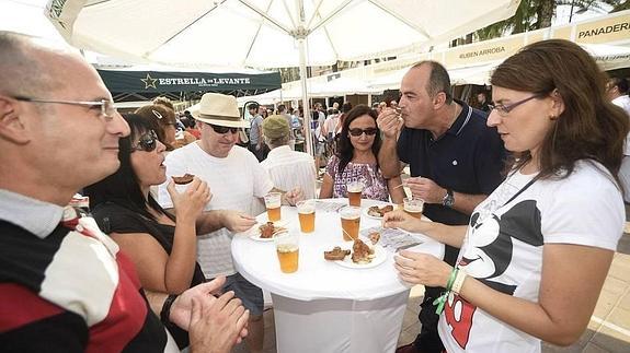 Varias personas toman aperitivos y disfrutan del ambiente del Gastrotour, este sábado, en San Javier. 