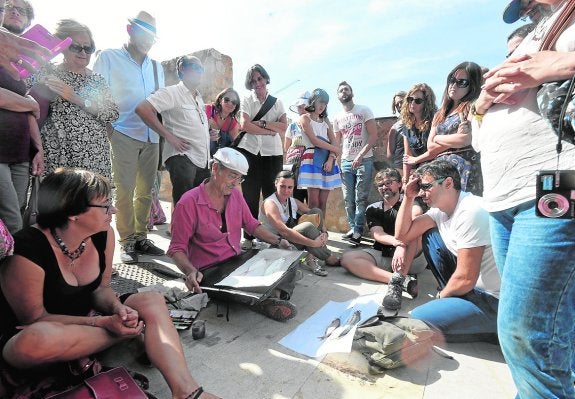 El pintor murciano, Pedro Cano, durante la clase. 