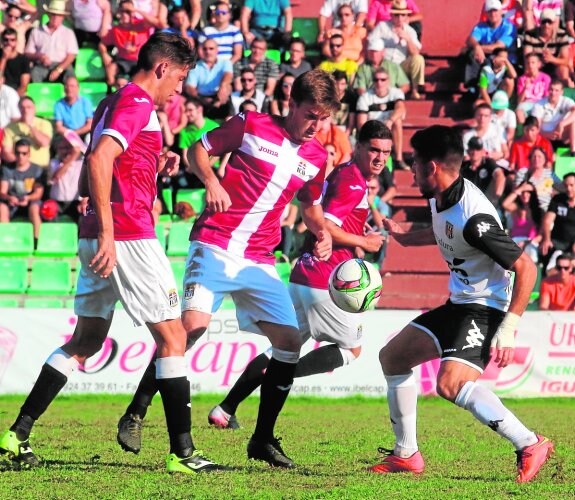 Quique Rivero pugna con un rival en el centro del campo, ayer en Mérida. 