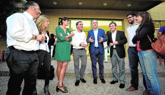 Joaquín Martínez, María José Pérez Cerón, María González Veracruz, Juan Luis Soto, Rafael González Tovar, Pedro Saura, Sergio Melero y Marisol Sánchez Jódar antes de dar comienzo ayer el Comité Regional del PSOE en Murcia. 