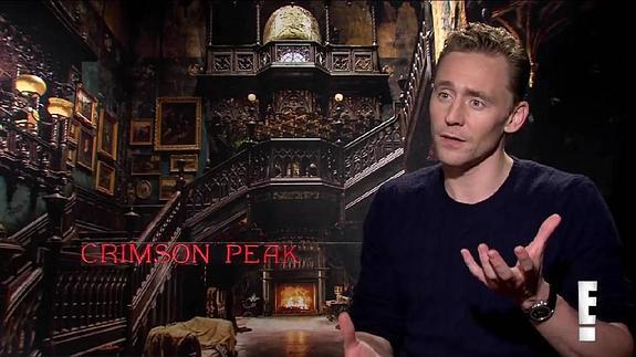 Tom Hiddleston en la entrevista par E! por la película de 'La cumbre escarlata'. 