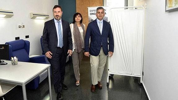 Luis Mesa del Castillo, Adriana Fondevilla y El doctor Ignacio Azinovic en la inauguración. 