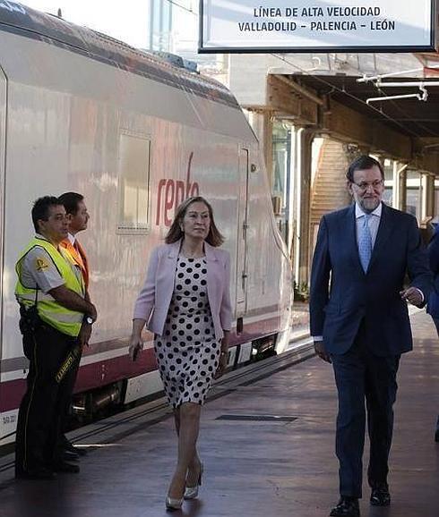 El presidente Mariano Rajoy y la ministra de Fomento, Ana Pastor, a su llegada a la estación de Madrid. 