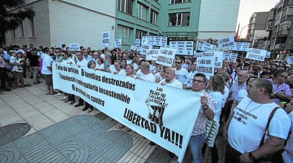 Parte de los manifestantes, con una pancarta en defensa de los agentes encarcelados. 