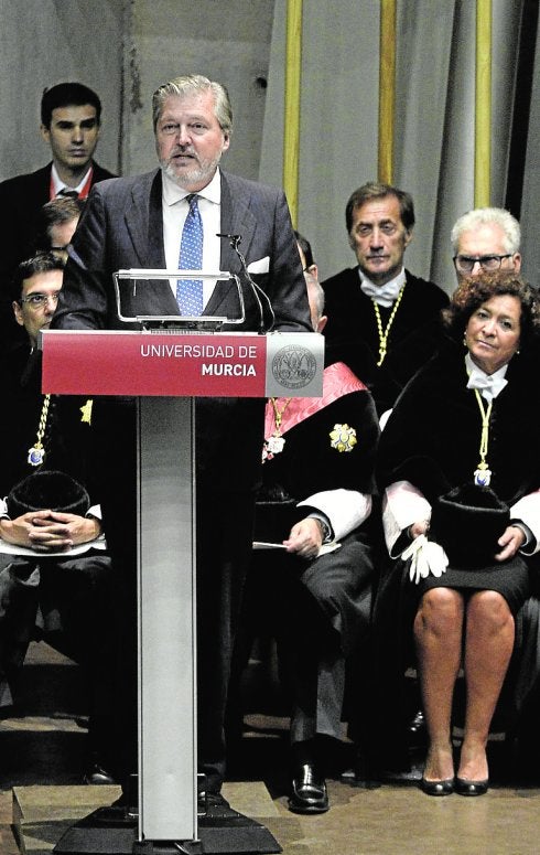 El ministro Íñigo Méndez de Vigo, con los rectores detrás.
