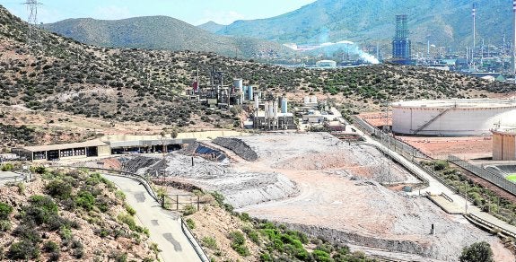 Vista del vertedero de residuos de Befesa, con la refinería de Repsol al fondo. 