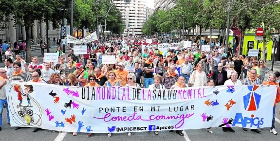 Las asociaciones se manifestaron ayer por la Gran Vía de Murcia bajo el lema 'Ponte en mi lugar, conecta conmigo'. 