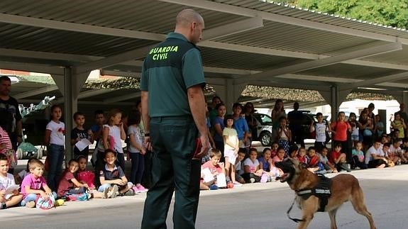 Demostración del servicio cinegético de la Benemérita. 