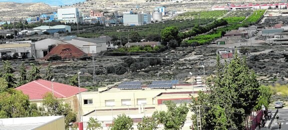 El colegio San José de la Montaña, y al fondo, casi en línea recta, el denominado polo químico de Alcantarilla. 