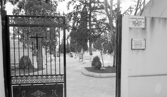 Entrada al cementerio de Abanilla, ayer, cuyas obras investiga la Fiscalía de Murcia. 