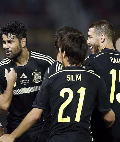 La selección española tras el partido contra Macedonia. 