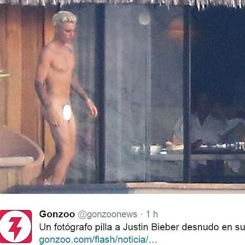 Justin Bieber desnudo y Jayde Pierce al fondo.