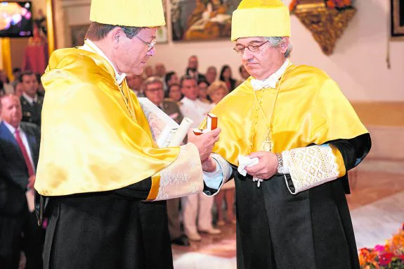 Pigozzi, a la izquierda, ayer, junto a Manonelles, tras ser investido 'honoris causa' por la UCAM 