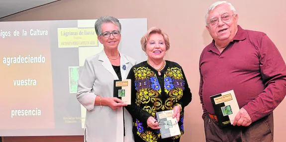 La autora, en el centro, con los presentadores. 