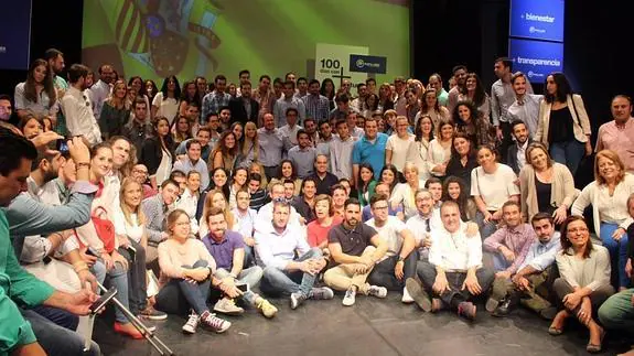 Foto de familia del encuentro que Pedro Antonio Sánchez ha mantenido este sábado con jóvenes en el Centro Párraga.