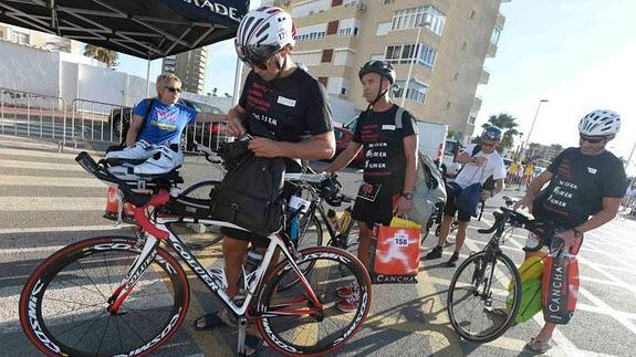 Llegada de un grupo de participantes en la Ocean Lava La Manga.