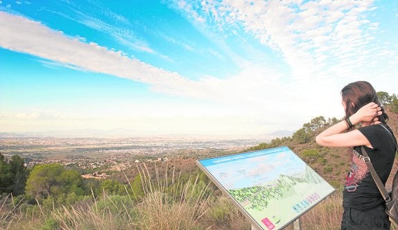 Una mujer disfruta de las vistas desde el mirador 'El Quemao', ayer. 