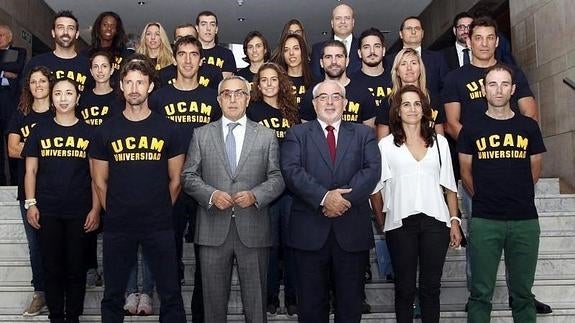Los presidentes del COE y de la UCAM junto a los 21 becados.