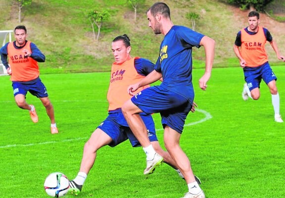 Higinio y Son pelean por un balón ayer en la Ciudad del Fútbol de Las Rozas. 