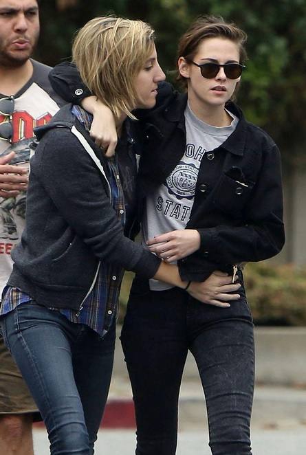 Alicia y Kristen paseando juntas. 