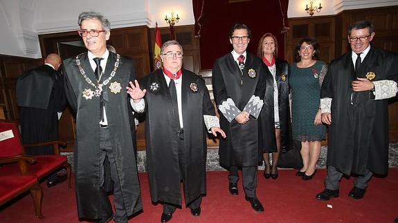 El vocal del CGPJ, Juan Martínez Moya; el presidente de la Audiencia Provincial de Murcia, Andrés Pacheco; el presidente del TSJ, Miguel Pasqual del Riquelme, y el secretario de Gobierno, Francisco García Rivas. Detrás, Nieves Sánchez Ruiz y Julia García de la Calzada.