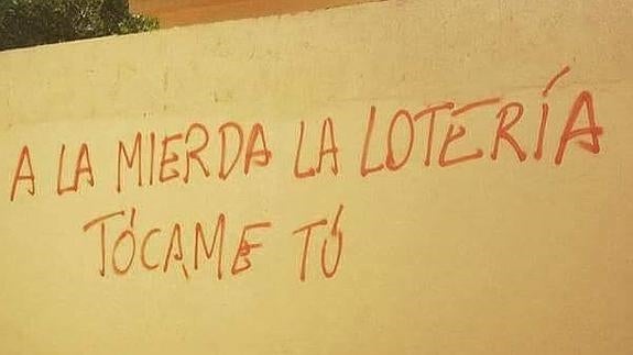 La foto de esta pintada en la pared se ha echo viral en las redes sociales. 