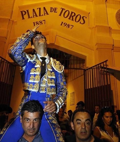 Antonio Puerta sale a hombros de la plaza de toros. 