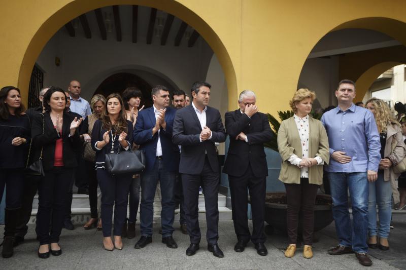 El tío de uno de los fallecidos (tercero por la derecha) asistió al minuto de silencio en Alcantarilla.