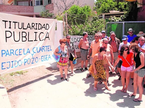 Vecinos de la Azohía e Isla Plana exigen el uso público del solar, en julio de 2009.