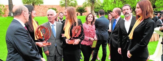 Antonio Martínez Barba, José María Rubiales, Pilar López, Onofre Martínez (de perfil) y García Millán, tras la entrega de premios. 