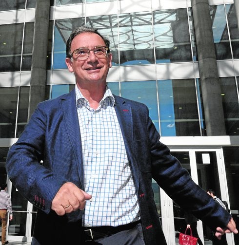 Bascuñana sale sonriente del juzgado tras declarar. 