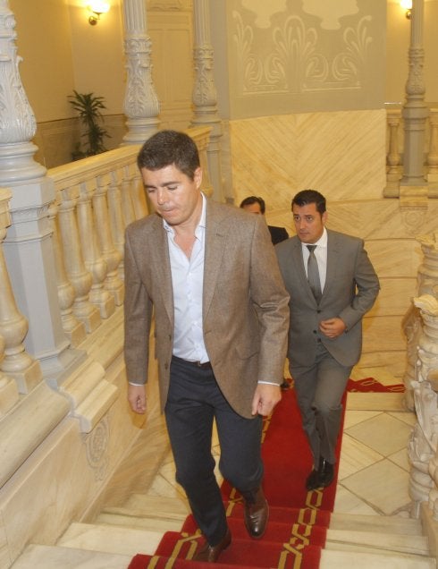 Juan Galea, en primer término, en el Palacio Consistorial.