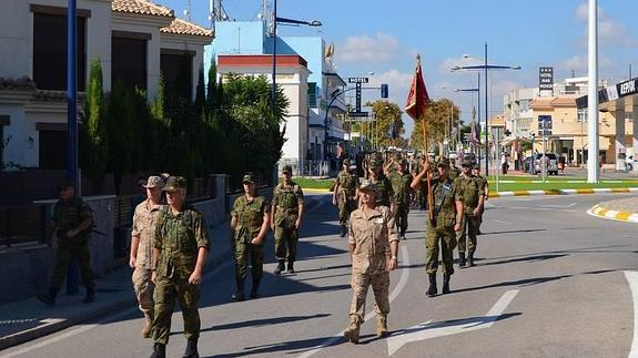 Un momento del desfile militar improvisado hoy por las calles de La Ribera.