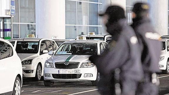 Taxis en la zona de salidas del aeropuerto de El Altet.