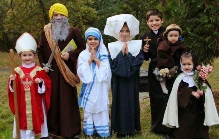 Niños disfrazados de santos, religiosos, obispos....como alternativa a Halloween
