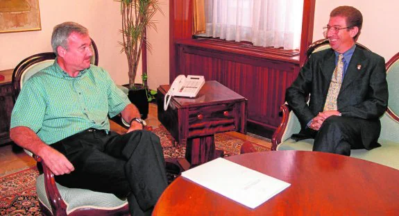 El expresidente de la Comunidad, Ramón Luis Valcárcel, junto a Domingo Valera, durante una reunión en el año 1999.