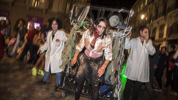 Jóvenes disfrazados en Cartagena el pasado 31 de octubre por Halloween. 