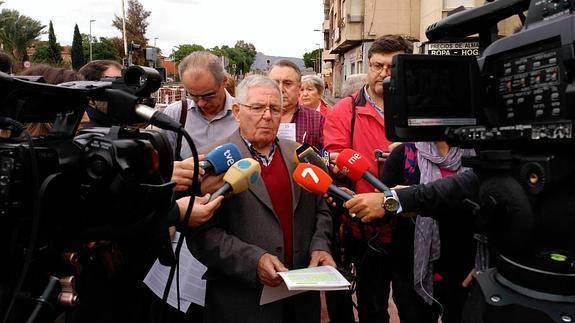 Joaquín Contreras, de la Plataforma Pro-Soterramiento, durante la rueda de prensa ofrecida este lunes.