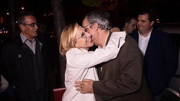 Rosa Díez abraza, este martes, al portavoz de UPyD en la Región de Murcia, José Antonio Sotomayor. 