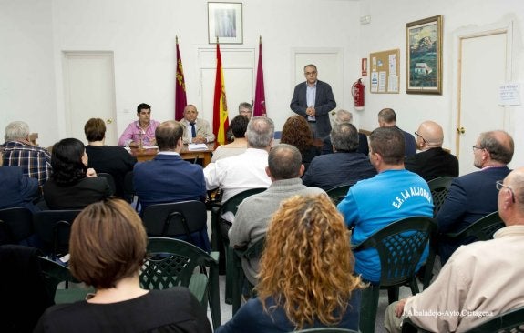 Antonio Conesa, del PP, de pie ante los asistentes al primer pleno de la junta de La Aljorra. 