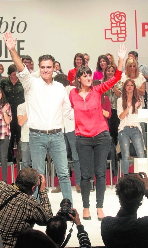 El líder socialista, con María González Veracruz, la cabeza de lista de la Región. 