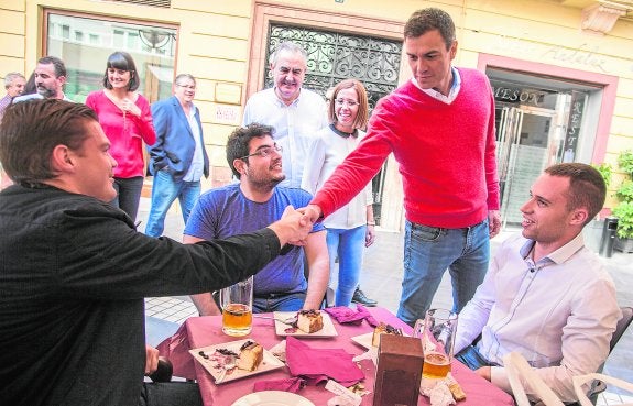 Pedro Sánchez saludó a tres jóvenes que estaban comiendo en una terraza de la calle Sagasta de Cartagena.