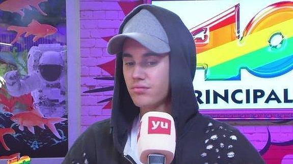 Justin Bieber tira una silla por sus fans y ellas le defienden con #Justinhateshisfansparty