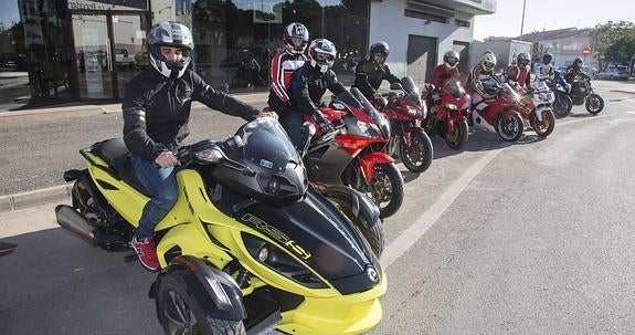 En las dos fotografías, los aficionados de San Javier que hoy estarán en el Gran Premio de la Comunidad Valenciana. 