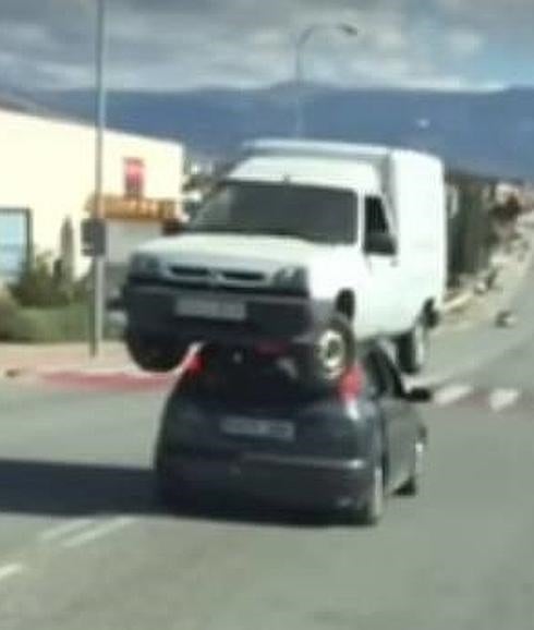 Un conductor transporta a otro vehículo en el techo de su coche
