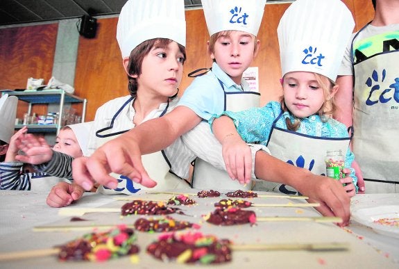 Dos talleres del espacio Minigourmet en la pasada edición de Murcia Gastronómica. :: vicente vicéns / fran manzanera / agm